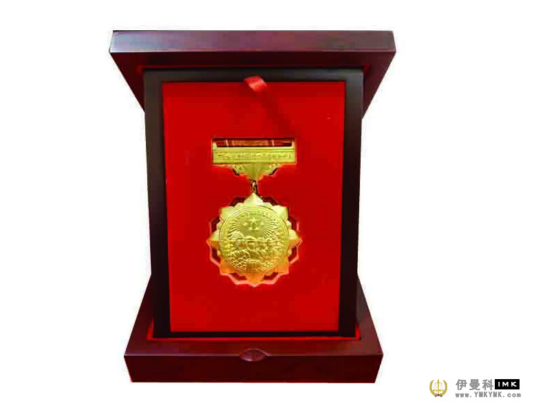 COVID-19 commemorative medal gift box